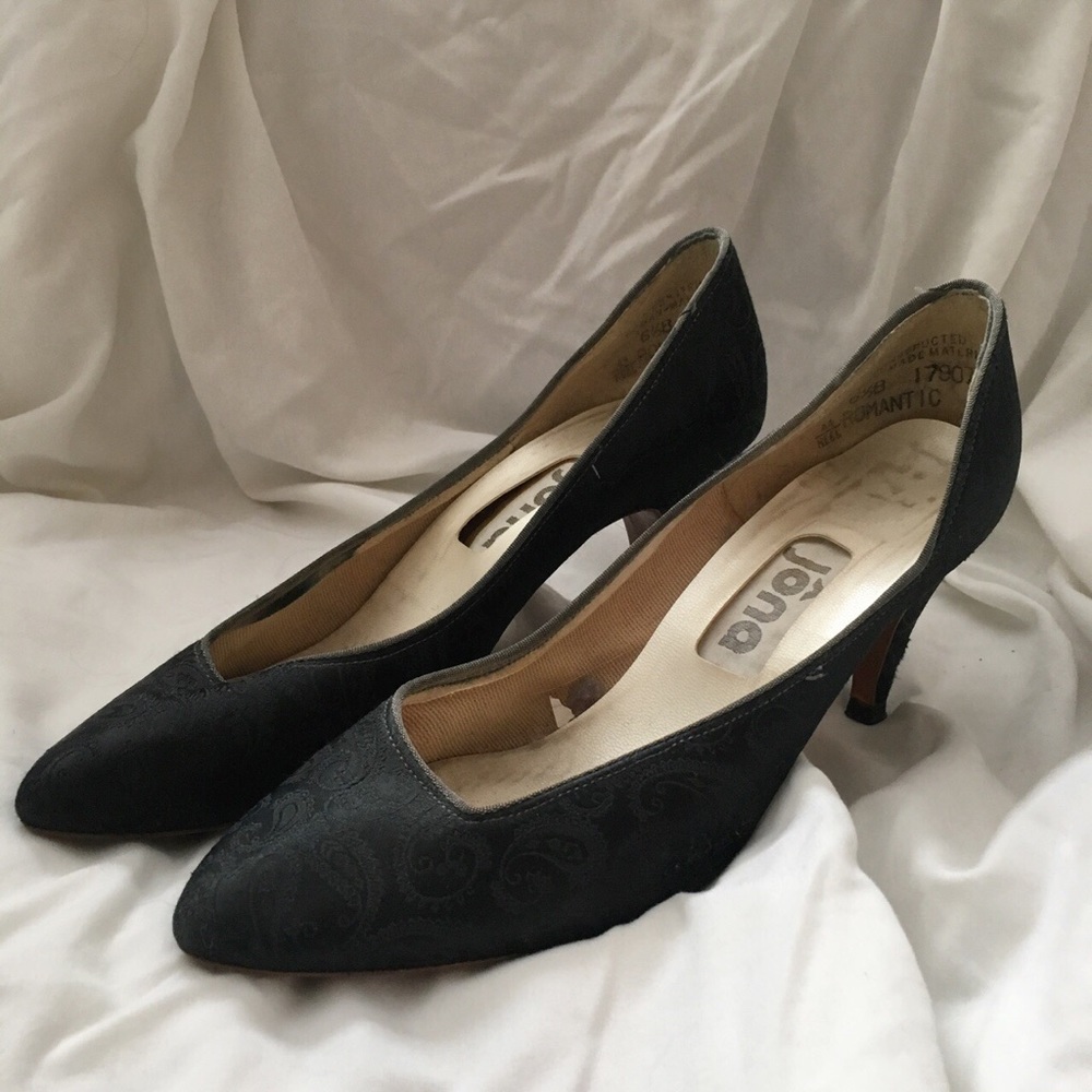 BLACK KITTEN HEELS